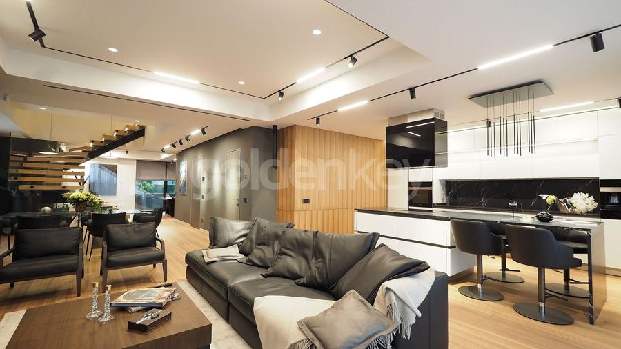 Penthouse cu 4 camere decomandat, mobilat în Primăverii