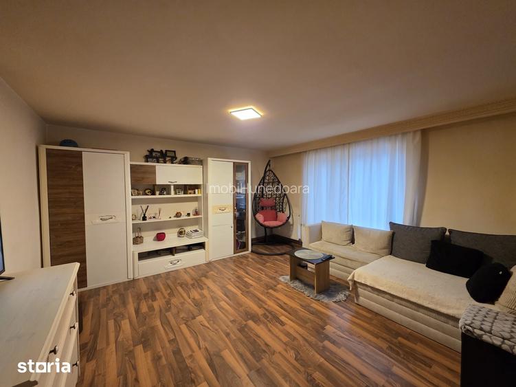 Casa spa?ioasa cu etaj, utilita?i complete ?i piscina Simeria, HD