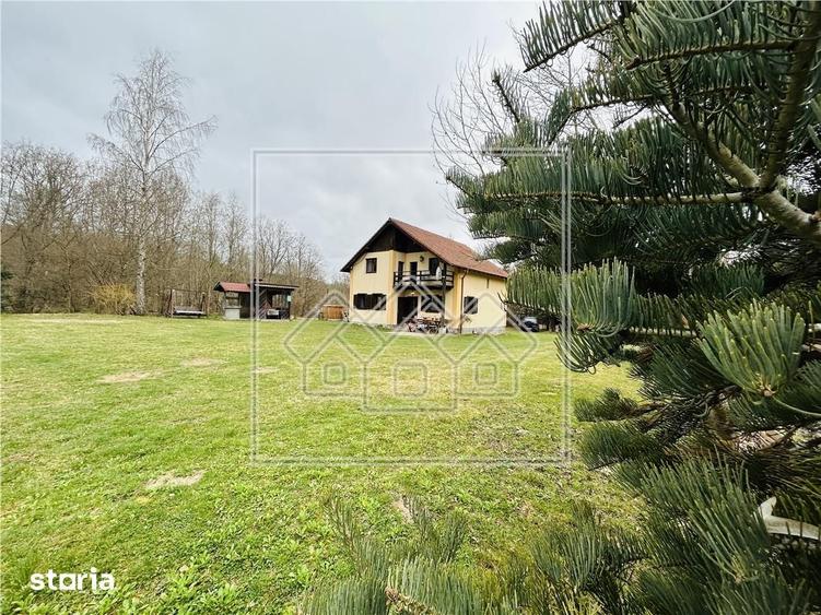Casă cu 5 camere cu Teren 3400 Mp în Porumbacu de Jos
