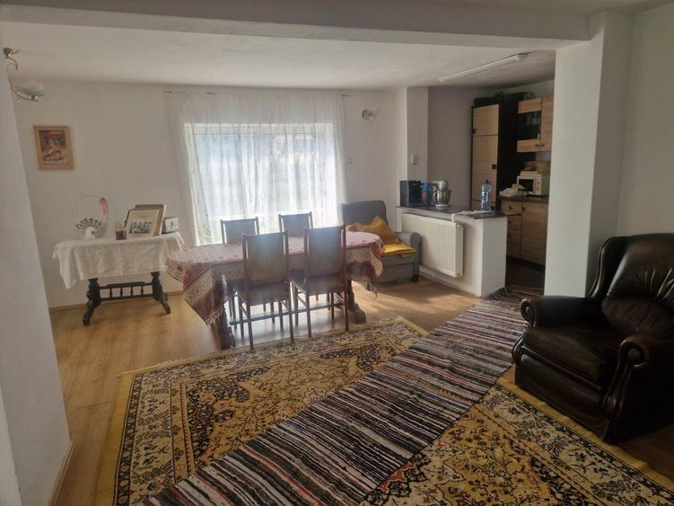 Casă cu 4 camere în Deleni