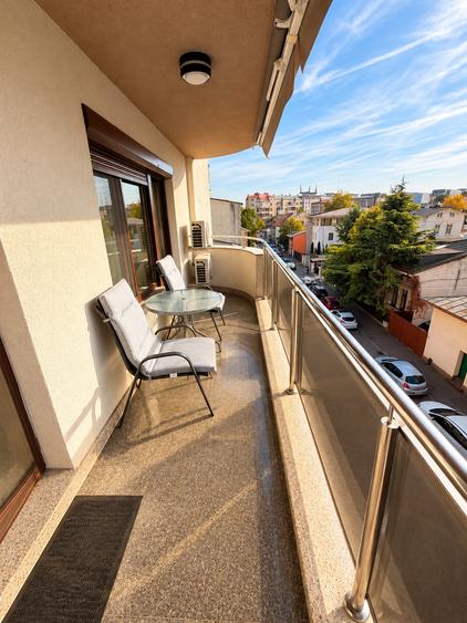 Apartament cu 3 camere semidecomandat în P-ța Victoriei