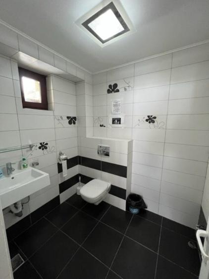 Casă cu 7 camere cu Teren 300 Mp în Est