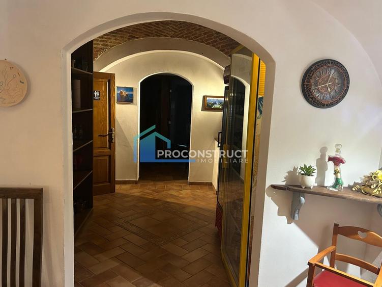 Spațiu comercial, de 380 mp, în P-ța Unirii