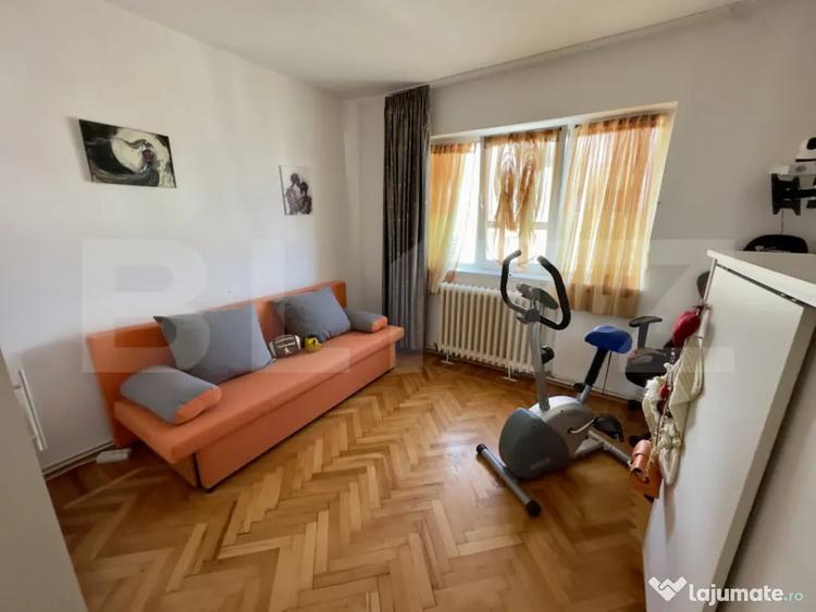 Apartament cu 3 camere decomandat în Cetate