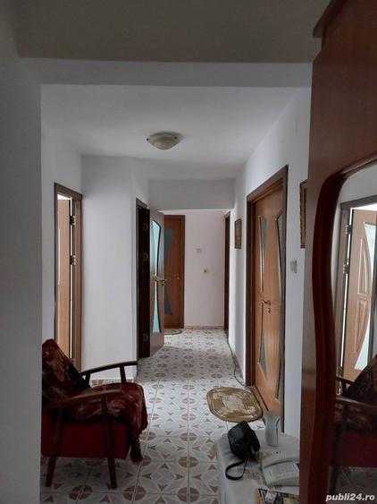 Apartament cu 4 camere decomandat în Roman