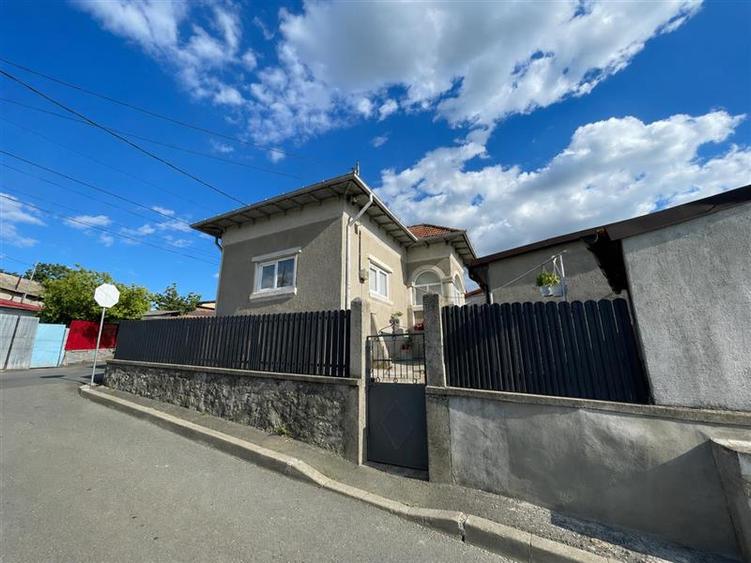 Casă individuală cu 2 camere cu Canalizare în Est
