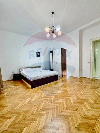 Apartament cu 3 camere semidecomandat, mobilat în Central