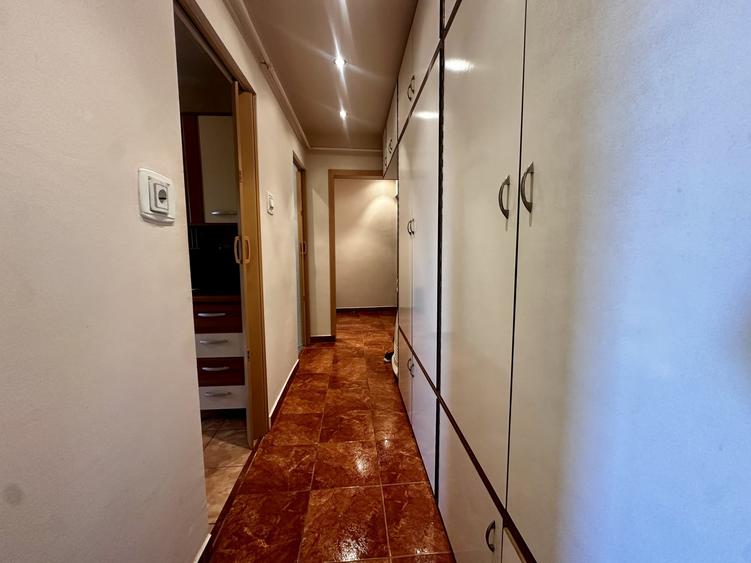 Apartament cu 3 camere decomandat, mobilat în Dâmbovița