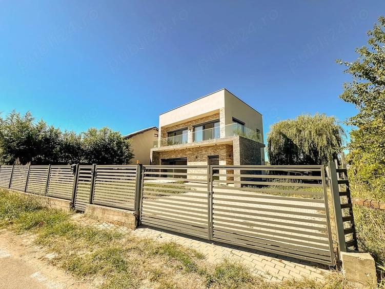 Casă cu 9 camere cu Teren 475 Mp în Tamași
