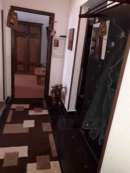 Apartament cu 3 camere decomandat în Gura Văii