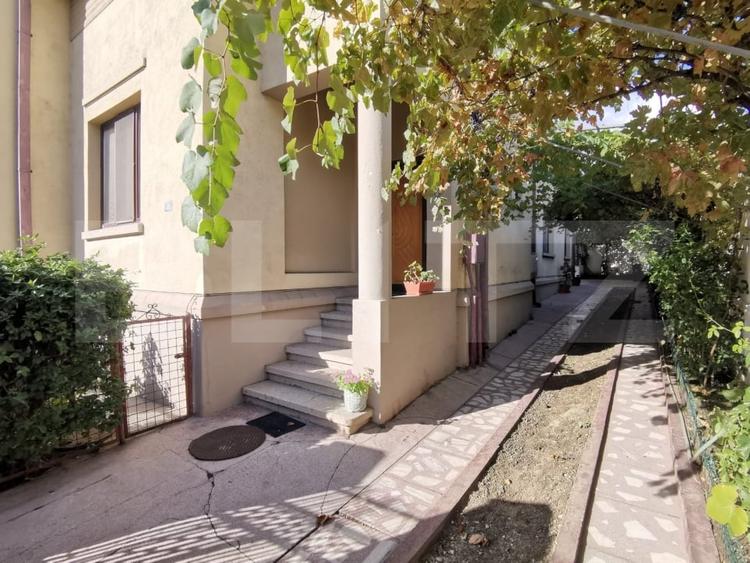 Casă individuală cu 9 camere cu Canalizare în Central