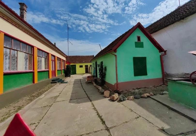 Casă cu 3 camere cu Teren 2448 Mp în Central