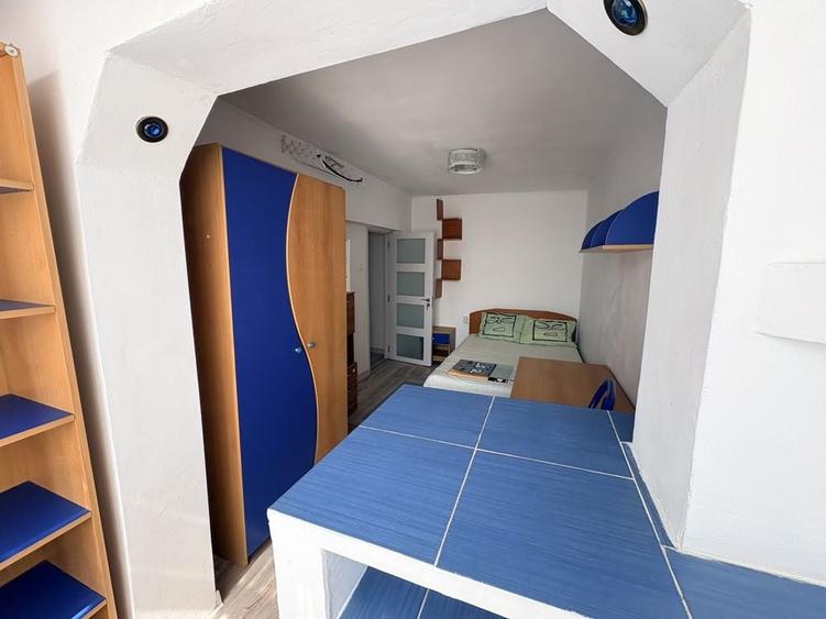Apartament cu 3 camere decomandat în Exterior Vest