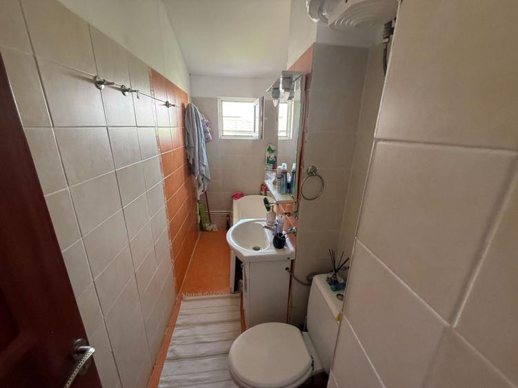 Apartament cu 3 camere semidecomandat, mobilat în Km 4-5