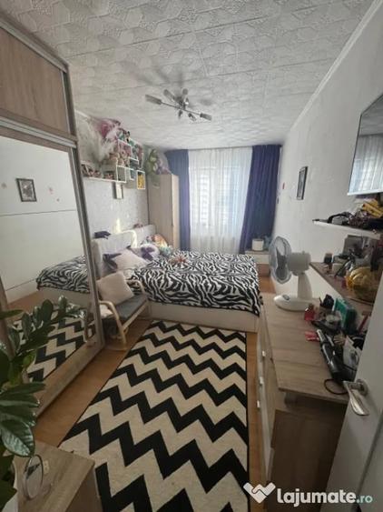 Apartament cu 4 camere semidecomandat în Craiovița Nouă