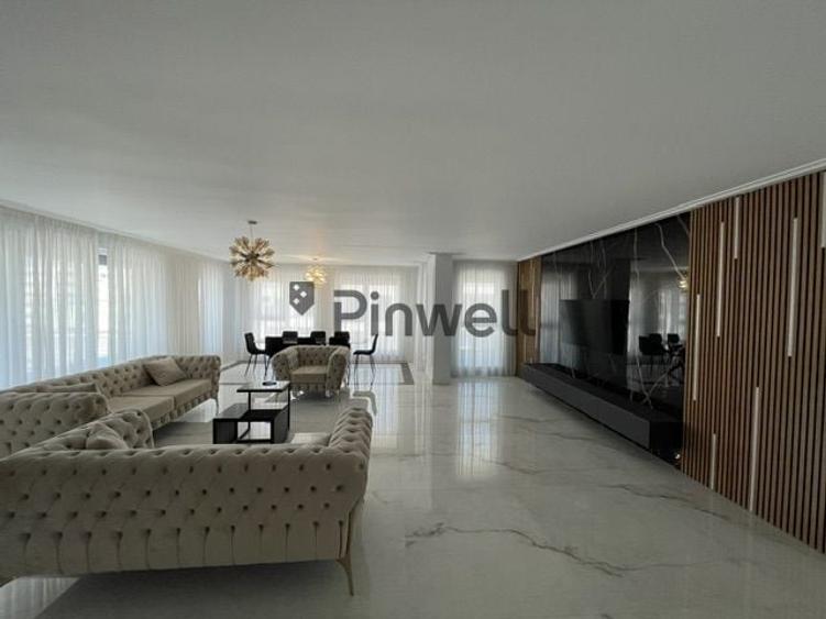 Penthouse cu 5 camere decomandat, mobilat în Central