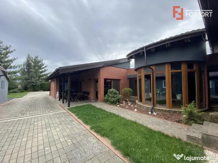 Casă cu 10 camere cu Teren 2000 Mp în Chișoda