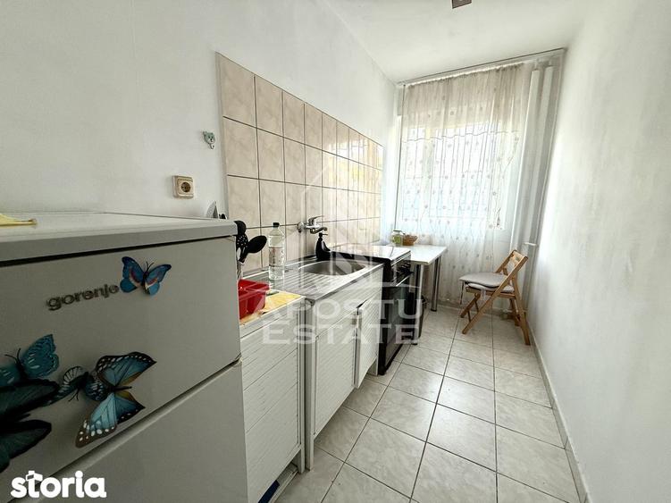 Apartament cu 3 camere semidecomandat, mobilat în Girocului