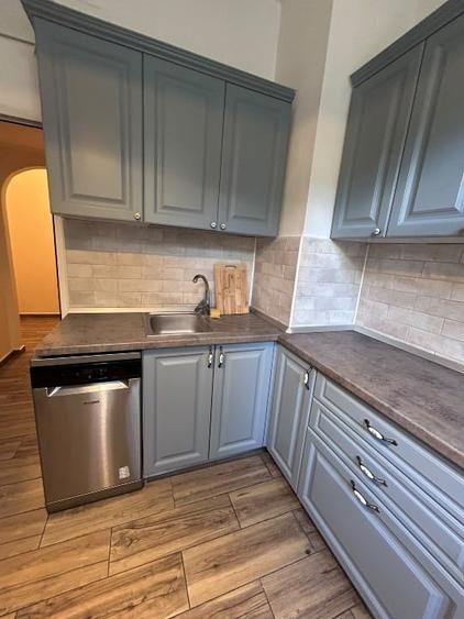 Apartament cu 3 camere semidecomandat, mobilat în Sud