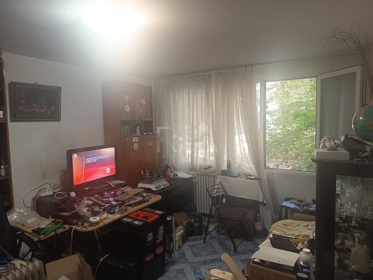 Apartament cu 3 camere semidecomandat în Berceni