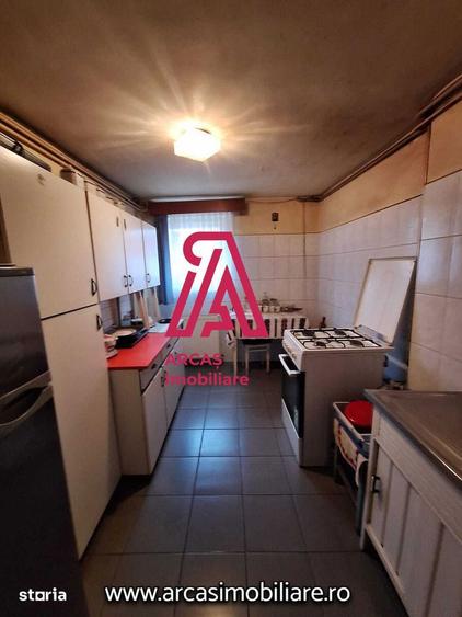 Casă cu 7 camere cu Canalizare în Sub Arini