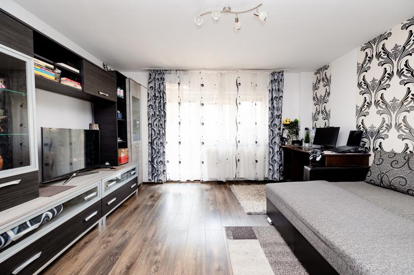 Apartament cu 5 camere decomandat în Micălaca