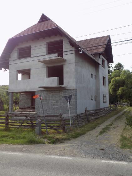 Casă cu 4 camere în Căpeți
