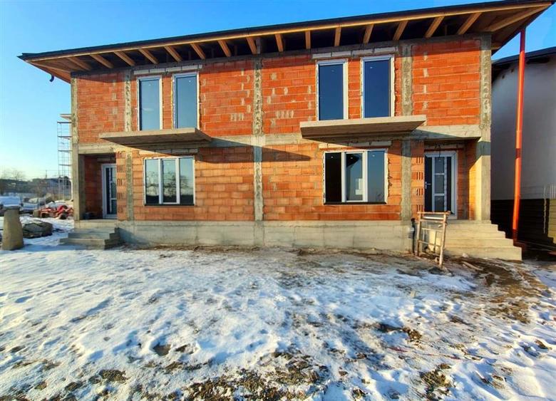 Duplex cu 4 camere cu Canalizare în Ipotești