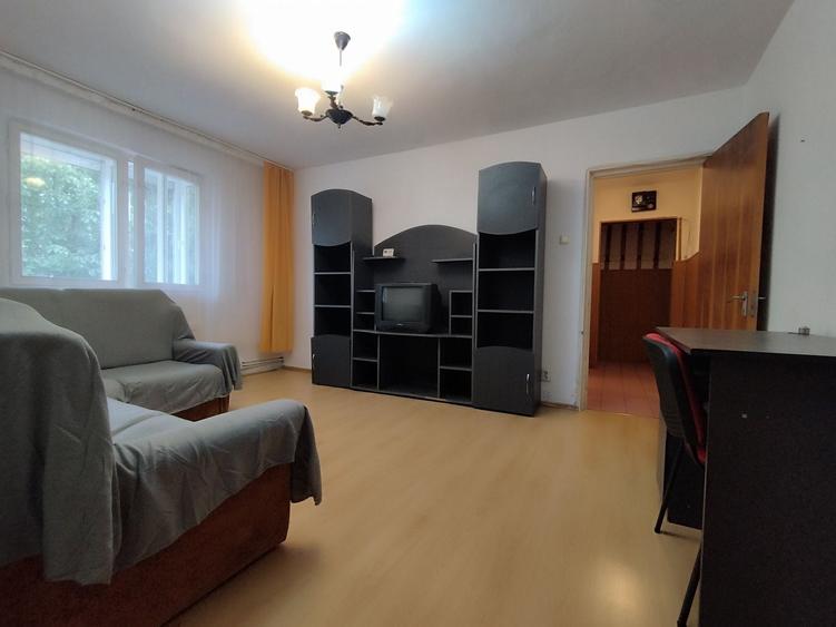 Apartament cu 3 camere semidecomandat în Tractorul