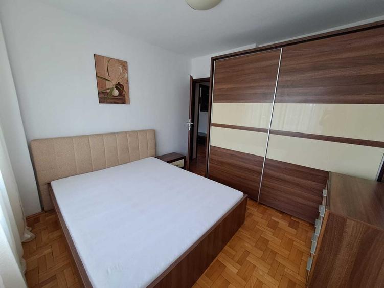 Apartament cu 3 camere semidecomandat în Berceni