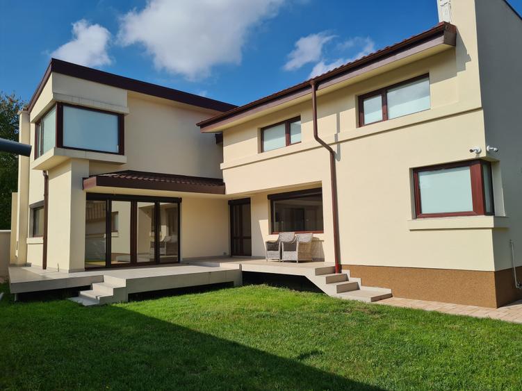 Casă individuală cu 6 camere cu Canalizare în Băneasa