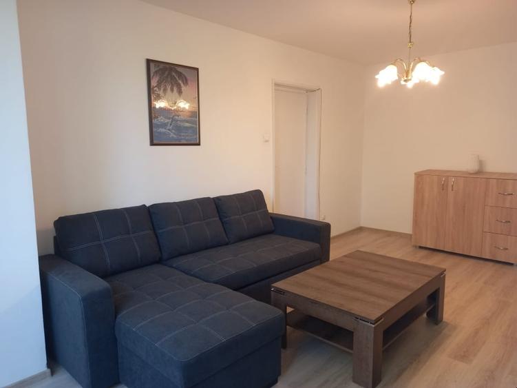 Apartament cu 3 camere semidecomandat, mobilat în Central