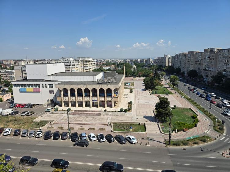 Apartament cu 3 camere decomandat în Casa de Cultură