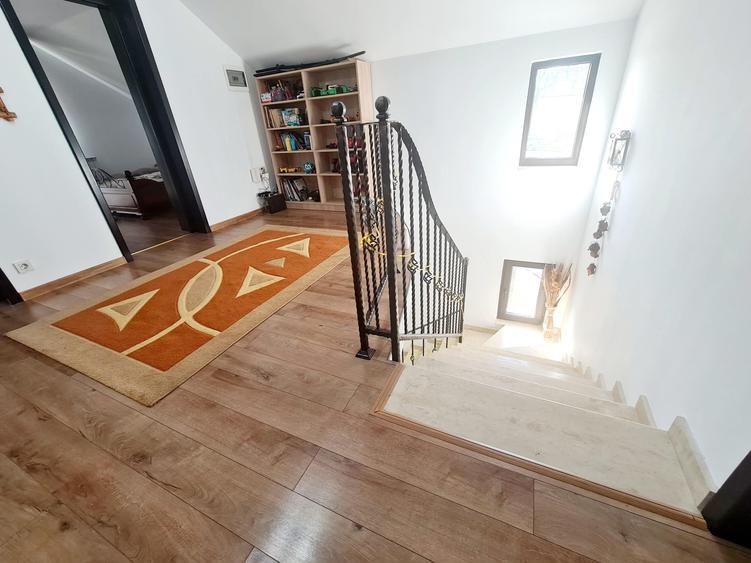Casă cu 5 camere cu Teren 537 Mp în Buzaului