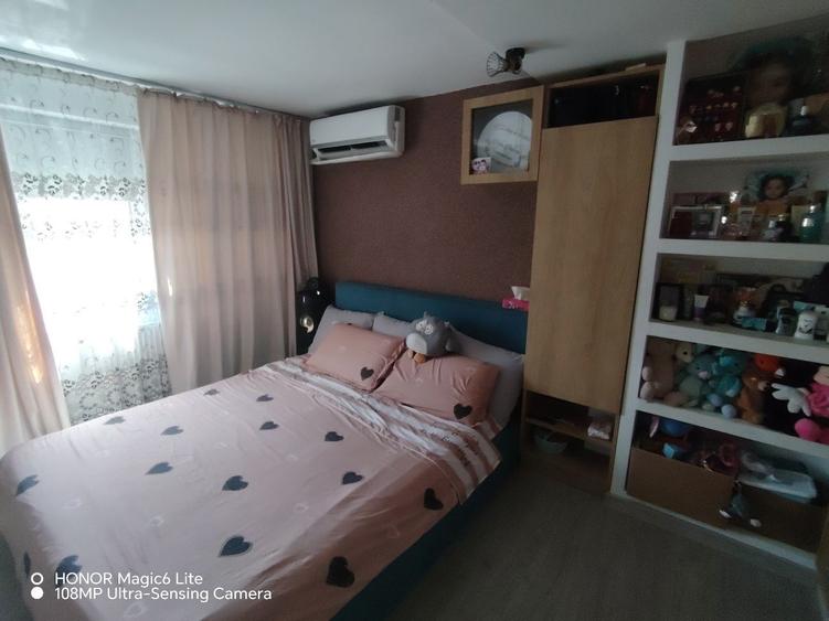 Apartament cu 3 camere semidecomandat, mobilat în Central
