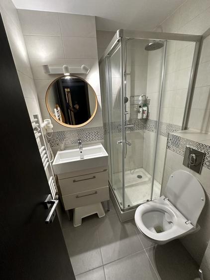 Apartament cu 4 camere decomandat în Rovine