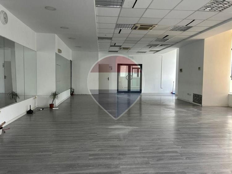 Spațiu comercial, de 362 mp, în Periferie