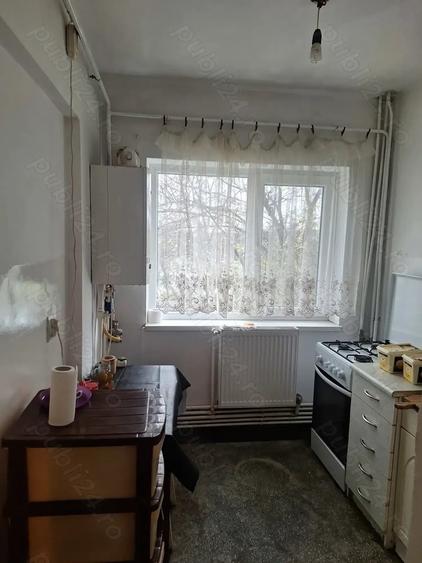 Apartament cu 3 camere semidecomandat în Gară