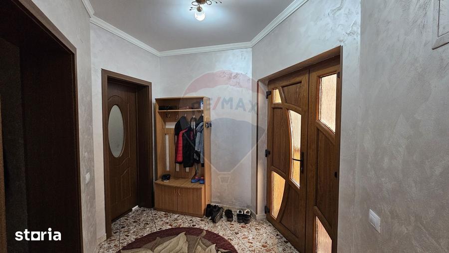 Casă cu 6 camere cu Teren 1000 Mp în Șcheia