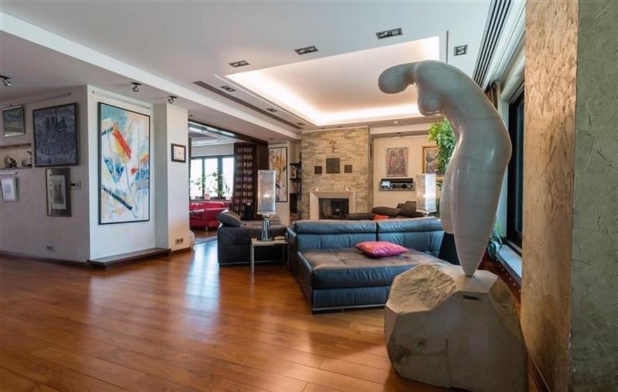 Apartament cu 8 camere decomandat în Herăstrău