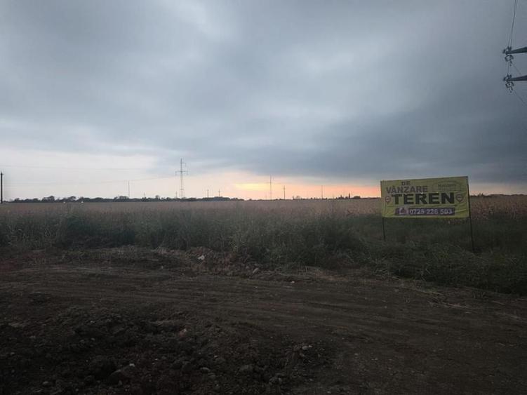 Teren intravilan de 105777 mp, în Nord-Est