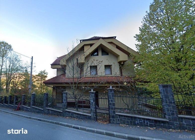 Casă cu 9 camere cu Teren 1512 Mp în Central