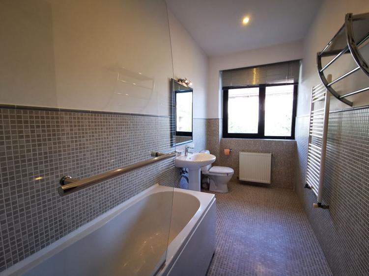 Duplex cu 5 camere cu Canalizare în Iancu Nicolae