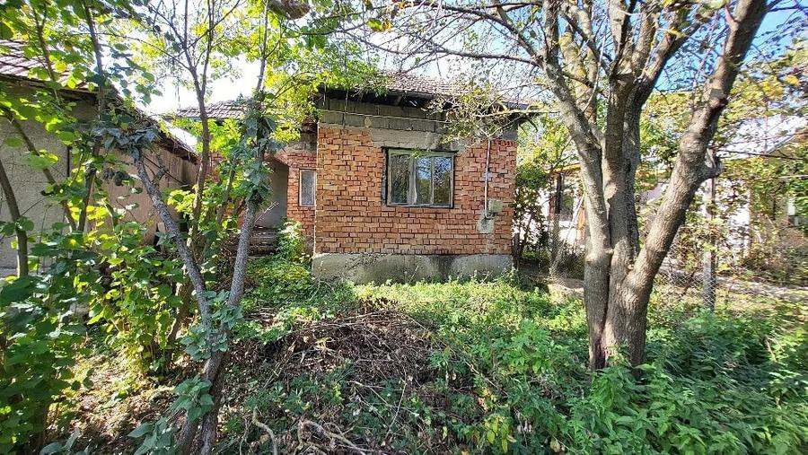 Casă cu 4 camere cu Teren 1900 Mp în Brănești