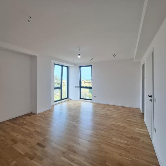 Duplex cu 5 camere cu Canalizare în Otopeni