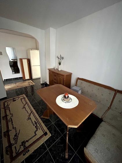Apartament cu 3 camere decomandat în Eremia
