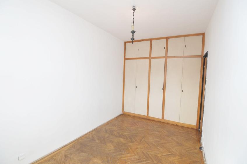 Apartament cu 4 camere semidecomandat în Cișmigiu