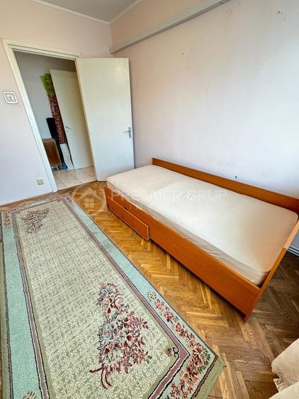 Apartament cu 3 camere în Podu Roș
