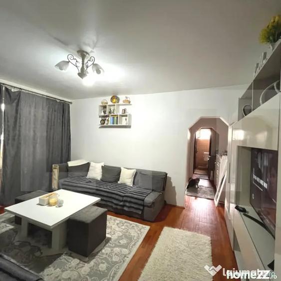 Apartament cu 3 camere semidecomandat în Central