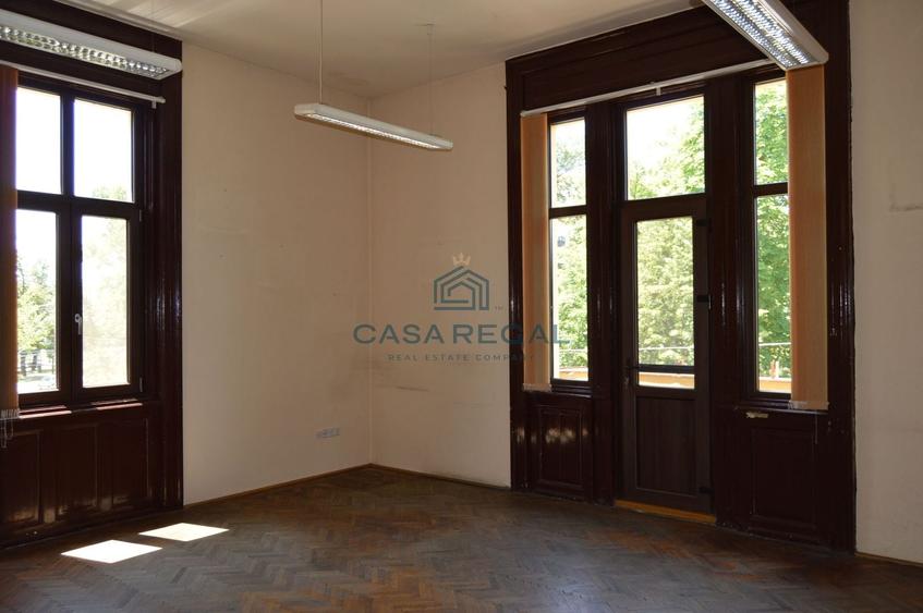 Casă individuală cu 20 camere cu Canalizare în Central